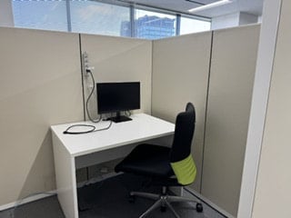 パーティションで仕切られた集中ブースの画像